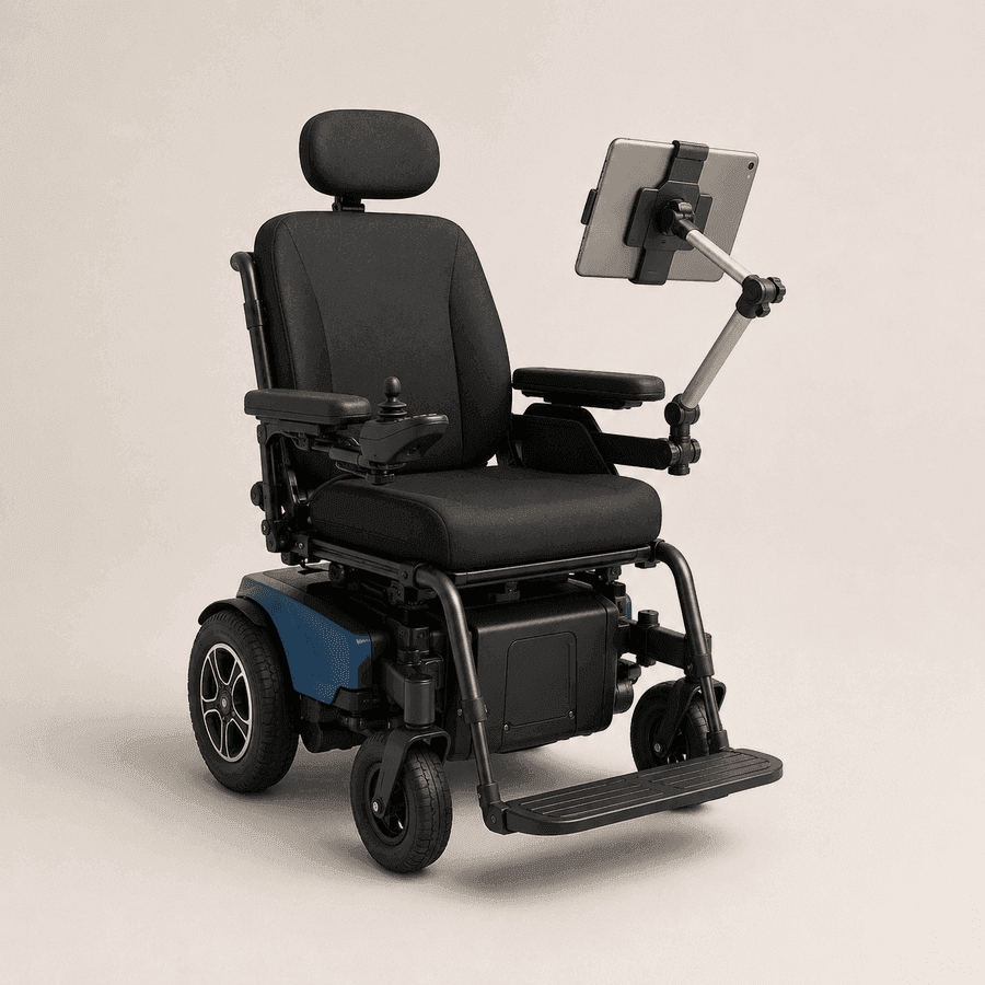 Cadeira de rodas elétrica com joystick e suporte ajustável para tablet.
