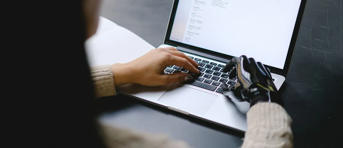 Conjunto de dispositivos de tecnologia assistiva: acionador grande, webcam em suporte, prancha de comunicação, sensor de sopro e teclado ampliado